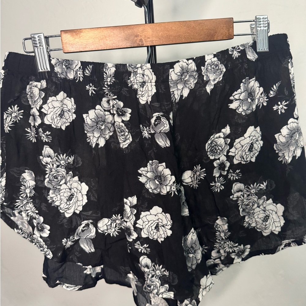 Floral‎ Black and White Women's Shorts